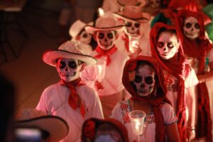 El Paseo de las Ánimas es una de las actividades más representativas del Festival de las Ánimas 2026, donde las calles de Mérida se llenan de tradición, altares y expresiones culturales para honrar la memoria de los fieles difuntos.