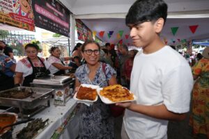 La Feria del Mucbipollo ha crecido desde su primera edición en 2017, pasando de 10 oferentes y cerca de 8 mil asistentes a consolidarse como uno de los eventos más concurridos del Festival de las Ánimas en Mérida.