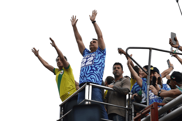 Flávio Bolsonaro moviliza a sus simpatizantes