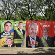 Flávio Bolsonaro supera a Lula