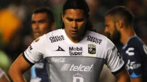 Carlos “Gullit” Peña busca escribir una nueva etapa fuera de las canchas al registrarse en un proceso interno de Morena, con la intención de competir por la presidencia municipal de León en las elecciones de 2027.