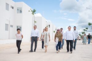 La Presidenta Claudia Sheinbaum Pardo y el Gobernador Joaquín Díaz Mena entregaron las primeras casas del fraccionamiento Infonavit Punta Cruz Eco, en Ticimul