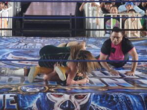 Faby Apache hizo equipo con Micromán y consiguió la victoria ante Aero Queen e Imperial King, durante la función de lucha libre que marcó la despedida de Blue Demon Jr. en Mérida.