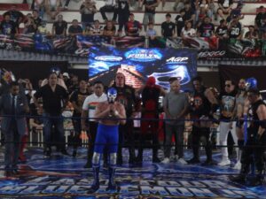 Blue Demon Jr. recibió un emotivo homenaje al finalizar la lucha estelar en la Unidad Deportiva La Inalámbrica, donde luchadores y aficionados le expresaron su reconocimiento y cariño durante su despedida de Mérida.
