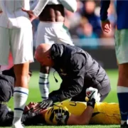 Impactante lesión en la Premiere League el choque que encendió las alarmas