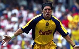 Iván “Bam Bam” Zamorano llegó al América como una superestrella y conquistó el título del Verano 2002, convirtiéndose en uno de los grandes goleadores extranjeros de las Águilas.