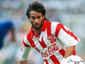 Ivo Basay, histórico delantero chileno que brilló con Necaxa y fue pieza clave en el campeonato de los Rayos en la temporada 1994-95.