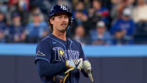 Jonny DeLuca conectó el sencillo que impulsó la carrera del empate en la duodécima entrada, contribuyendo a la remontada de Tampa Bay para vencer 4-3 a Milwaukee y mandar la Serie Mundial 2026 al quinto juego.