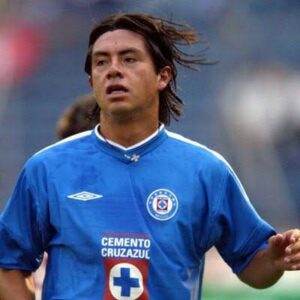 Juan Carlos Cacho, exdelantero del futbol mexicano, será parte del Duelo de leyendas en Mérida, donde compartirá cancha con figuras históricas del América y Cruz Azul en una tarde llena de nostalgia futbolística.