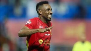 El delantero mexicano Julián Quiñones fue protagonista en la jornada 12 de la Liga Saudí, al contribuir directamente en tres de los seis goles del Al-Qadisiya.