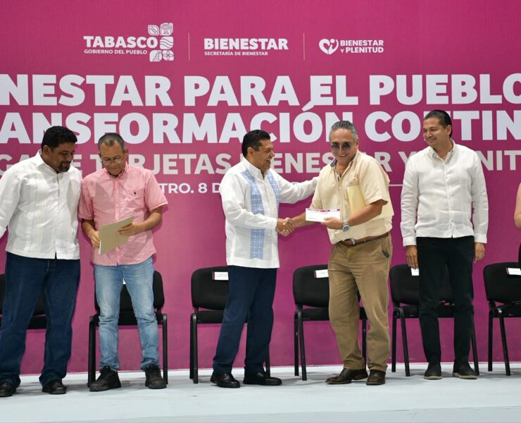 Javier May entrega apoyos de Bienestar y Plenitud