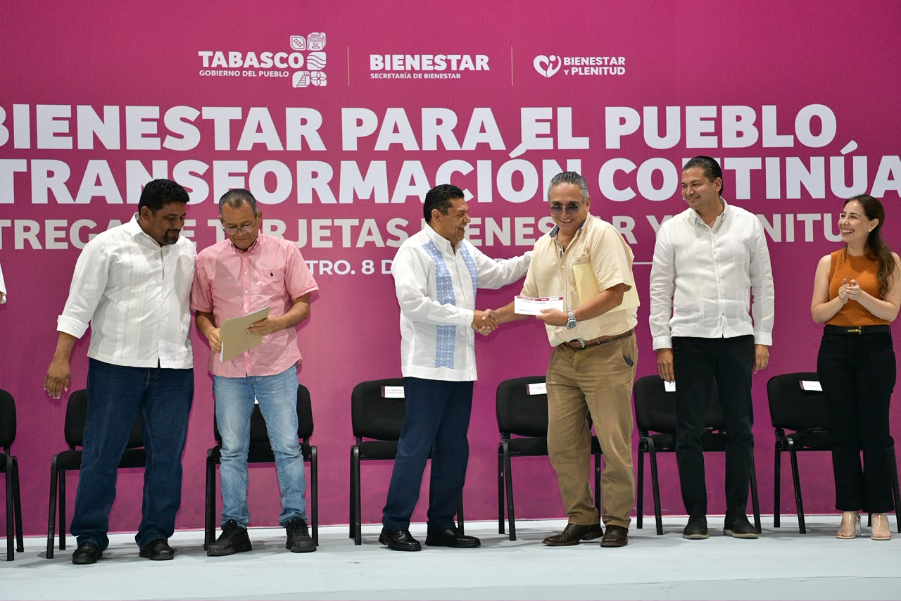 Javier May entrega apoyos de Bienestar y Plenitud