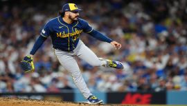 El mexicano JoJo Romero contribuyó desde el bullpen para sellar la victoria de Milwaukee Brewers y celebrar el histórico campeonato de la Serie Mundial.