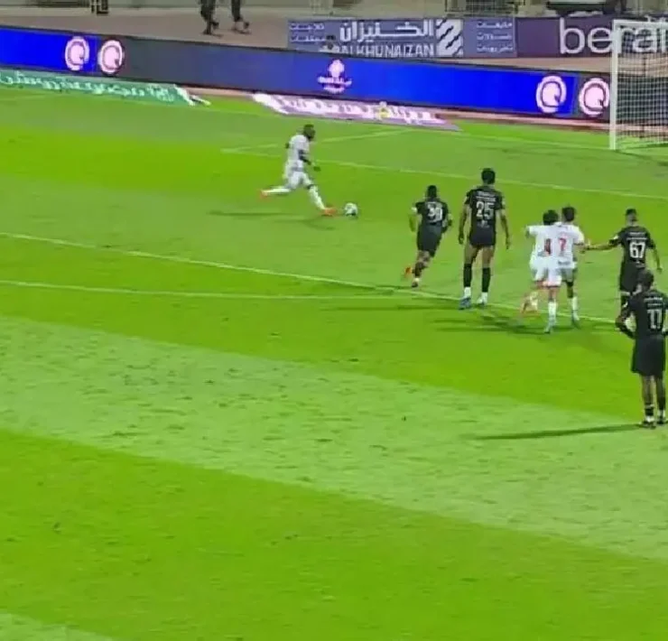 Julián Quiñones brilló en su regreso con gol y dos asistencias en Arabia Saudita
