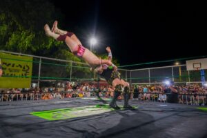 Familias de Mérida disfrutaron de una tarde de lucha libre en el fraccionamiento Manzana 115, donde la función de Lucha Valiente promovió la convivencia familiar y el apoyo a los comerciantes locales.