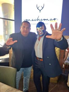 Blue Demon Jr. presentó en Mérida su libro El Último demonio, donde comparte experiencias, momentos difíciles y recuerdos de sus 41 años de trayectoria en la lucha libre.