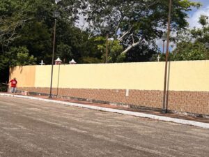 El Ayuntamiento de Chemax inició trabajos de limpieza, pintura y mantenimiento para recibir a las familias que visitarán a sus seres queridos durante estas importantes fechas.