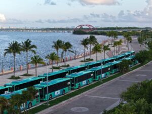 El pago electrónico en la Ruta 17 Leona Vicario de MOBI Cancún comenzará este 27 de octubre, con tarifas de 15 pesos para el público general y opciones de pago mediante tarjeta, código QR y tarjetas bancarias sin contacto.