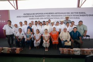 Gobernador Joaquín Díaz Mena entregó en Tixcacalcupul máquinas de coser, molinos, triciclos y materia prima por 4.1 millones de pesos