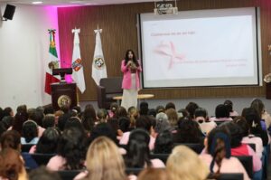 La conferencia “Mente y cuerpo, el poder de cuidarnos integralmente” destacó la importancia de la prevención, el autocuidado y la detección oportuna en la lucha contra el cáncer de mama.