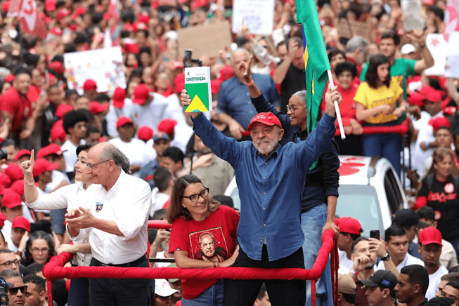 Multitudes toman las calles en respaldo a Lula