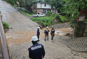 La Secretaría de Marina mantiene operativos de prevención y auxilio ante el huracán Simón, con restricciones a la navegación en varios puertos del Pacífico mexicano debido a las lluvias, los fuertes vientos y el oleaje elevado.