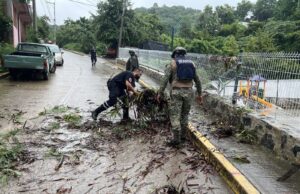 Personal de la Armada de México realiza labores de limpieza y atención en zonas afectadas por el huracán Simón, mientras se mantiene activo el Plan Marina para proteger a las familias y responder ante posibles emergencias.