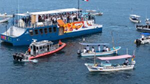 Autoridades civiles y navales rindieron homenaje a las víctimas del huracán Otis con una ofrenda floral en la bahía de Acapulco, en memoria de quienes perdieron la vida durante el fenómeno meteorológico.