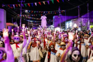 Con la participación de más de 1 mil 500 personas caracterizadas, 260 altares y una ruta de 2.1 kilómetros, la memoria, la identidad y las tradiciones yucatecas 