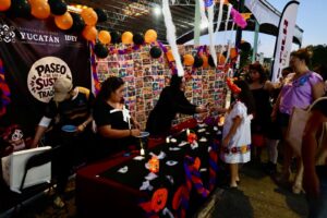 Familias disfrutaron del Paseo de los Sustos y Tradición en el Parque Lineal Los Paseos, donde más de cinco mil personas participaron en actividades recreativas, espectáculos infantiles y recorridos de dulces para celebrar el Día de Muertos.