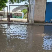 Peligro latente en escuela del sur de Mérida estudiantes caminan entre charcos y baches