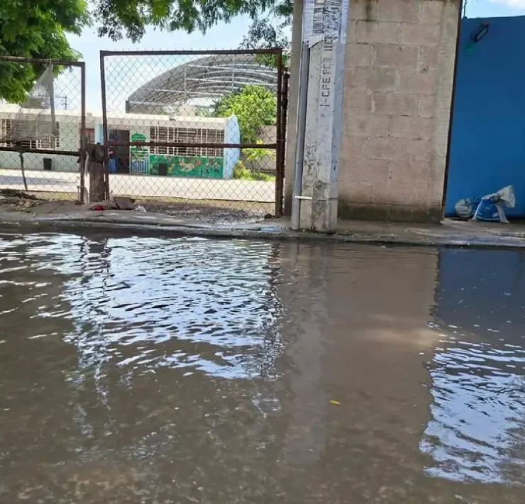 Peligro latente en escuela del sur de Mérida estudiantes caminan entre charcos y baches