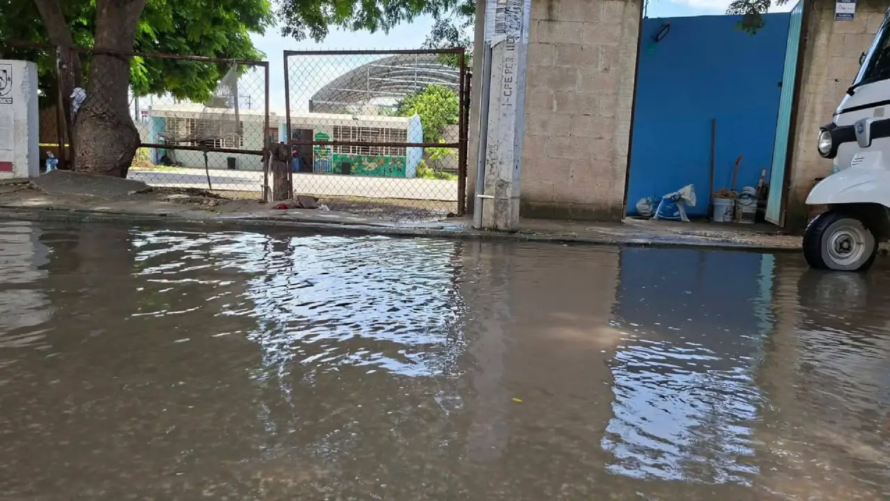 Peligro latente en escuela del sur de Mérida estudiantes caminan entre charcos y baches