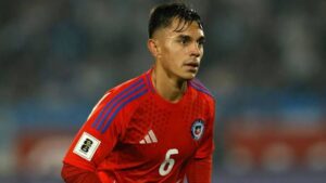 Vicente Pizarro superó a Johan Vásquez y marcó el segundo gol de Chile para sentenciar la derrota del Tricolor.