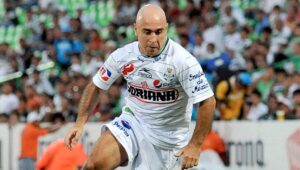 Rodrigo “Pony” Ruiz destacó por su velocidad, inteligencia y precisión en los centros, convirtiéndose en una figura recordada por la afición de Santos Laguna.