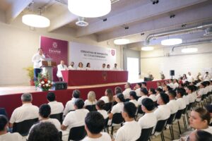 Jóvenes de Kanasín reciben su cofia y su insignia como símbolo de compromiso con la Enfermería. Los estudiantes están a seis meses de concluir su bachillerato técnico y se preparan para poner en práctica sus conocimientos en instituciones de salud de Yucatán.