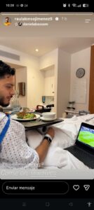 Raúl Jiménez se mantiene al pendiente de los resultados del Wolverhampton mientras se recupera de su operación. El delantero mexicano sigue apoyando a sus compañeros desde casa, a la espera de volver a las canchas.