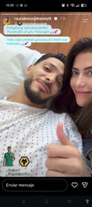 Raúl Jiménez disfruta de la compañía de su esposa durante su recuperación tras la operación. El delantero mexicano recibe el apoyo de su familia mientras avanza en su rehabilitación con la mira puesta en su regreso a las canchas.