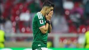 Raúl Jiménez será operado de la rodilla izquierda y se convierte en la Primera baja de la Selección Mexicana para los cuartos de final de la Nations League ante Jamaica. Su regreso a las canchas está previsto para enero de 2027, dependiendo de su recuperación.