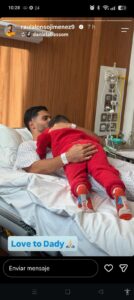 Raúl Jiménez comparte momentos junto a su hijo durante su recuperación tras la operación. El delantero mexicano cuenta con el apoyo de su familia mientras se prepara para regresar a las canchas.