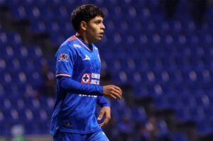 Rogelio González celebró su debut goleador con Cruz Azul al marcar el quinto tanto en la victoria por 5-0 ante FC Juárez, durante la Jornada 12 del Apertura 2026.