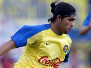Reinaldo Navia, exdelantero del América, será una de las figuras que participarán en el Duelo de leyendas en Mérida, donde los aficionados podrán recordar su paso por el futbol mexicano.
