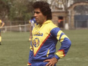 Carlos Reinoso, una de las máximas leyendas chilenas que dejó huella en el futbol mexicano y se convirtió en ídolo histórico del América.