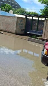 Vecinos del sur de Mérida solicitan la construcción de pozos pluviales para evitar accidentes por baches ocultos bajo el agua y mejorar el acceso de estudiantes y usuarios del Va y Ven.