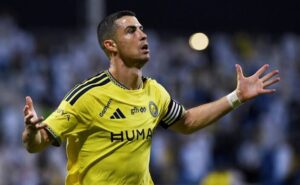 Cristiano Ronaldo celebra una de sus anotaciones con el Al Nassr, tras firmar un hattrick que lo acerca a la histórica marca de los mil goles en su carrera profesional.