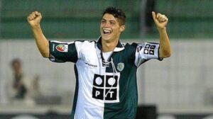 Cristiano Ronaldo comenzó su extraordinaria historia goleadora el 7 de octubre de 2002, cuando marcó sus primeros dos goles como profesional con el Sporting de Lisboa frente al Moreirense.