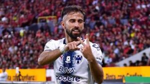 Diego Rossi abrió el marcador para Monterrey ante Pachuca y contribuyó al triunfo 2-1 de los Rayados, resultado que les permitió desplazar a Santos Laguna del octavo lugar del Apertura 2026.