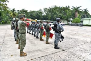 Autoridades militares y civiles participaron en la ceremonia de culminación del Servicio Militar Nacional en Tabasco, donde 187 jóvenes y diez mujeres voluntarias recibieron reconocimiento por concluir su adiestramiento.