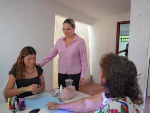 La diputada Naomi Peniche realizó una Jornada de Servicios de Cuidado Personal en su Casa de Enlace “Los Imparables”, en la colonia Azcorra, donde se ofrecieron cortes de cabello, aplicación de gelish y diseño de cejas gratuitos para apoyar la economía de las familias de Mérida.