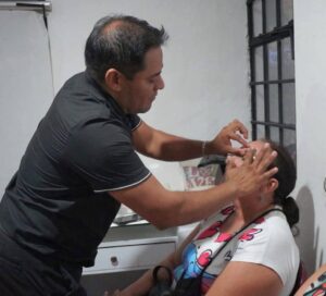Naomi Peniche destacó la importancia de acercar servicios gratuitos a las familias de Mérida. Durante la jornada en su Casa de Enlace “Los Imparables”, estilistas del Instituto de Formación Académica del Sureste brindaron atención para contribuir al bienestar y la economía familiar.
